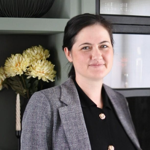 <b>Melissa Proxenos<br/>Debtrak</b><br/><br/>CTO at Debtrak, Melissa leads global transformation across cloud, AI, and cybersecurity. With 19+ years’ experience, she’s modernised systems and advocates for ethical AI and inclusive tech.